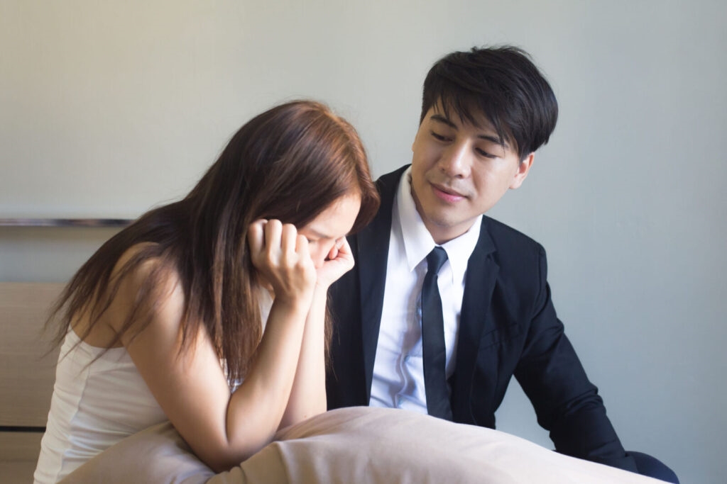 當妳在職場上受了委屈,妳一回家就開始連珠炮似地瘋狂抱怨。他會跟著妳一起同仇敵愾,甚至比妳還激動地罵那個機車主管。圖/123RF圖庫