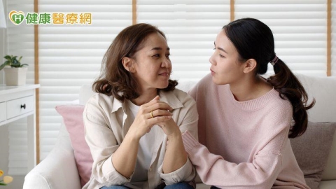 親友陷憂鬱焦慮該如何陪伴?這「五急救步驟」化解危機