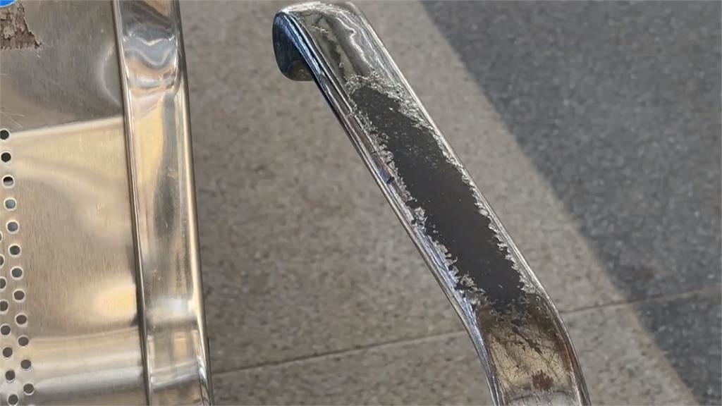見血!豐原車站等車「被割傷」 民眾一看傻眼:扶手幾乎被鏽蝕