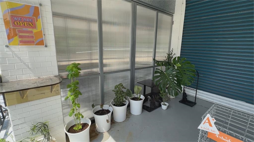 三角窗涼麵店占用騎樓 強裝鐵框門挨轟有礙交安