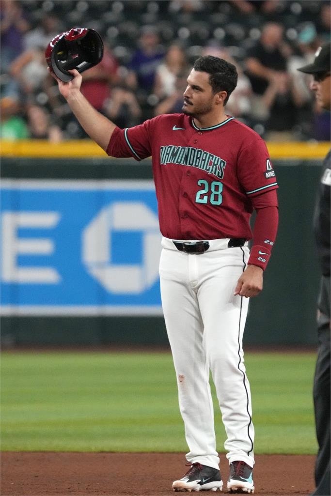 MLB(影)/亞瑞納多達生涯2000安打里程碑!加入大聯盟菁英俱樂部