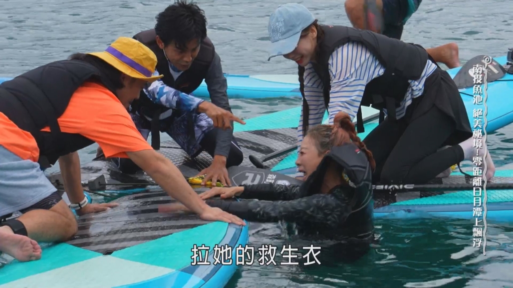 危險動作惹禍！楊繡惠出遊意外落水 驚險翻船場面嚇壞眾人