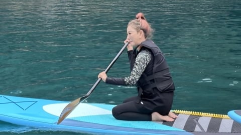 危險動作惹禍!楊繡惠出遊意外落水 驚險翻船場面嚇壞眾人