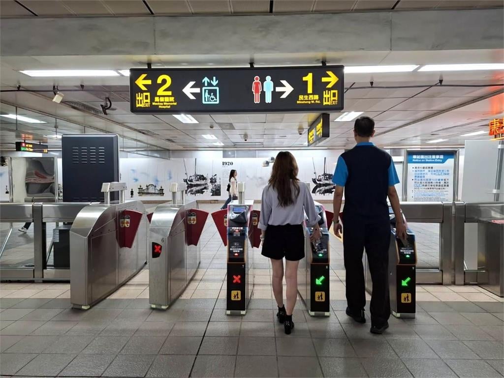 北捷刷卡進站「位置太低」出事了?他「iPhone放口袋」被感應重複扣款⋯解法曝光