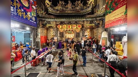志工抱小奶貓「抱上香爐燻煙」網氣炸:根本虐貓!艋舺青山宮急道歉了