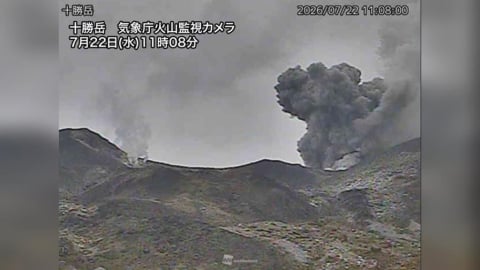 北海道十勝岳火山噴發了!現場狂搖45秒 驚悚黑煙冒出畫面曝