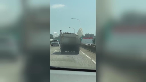 彰化回收車飄落大型垃圾袋 後車閃不及捲入車底駕駛驚嚇