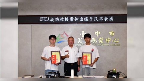 台中16歲少年圖書館突倒地「失去呼吸心跳」　2男高中生冷靜操作AED、CPR救回