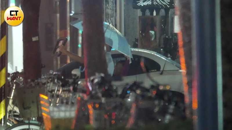 游鴻明女兒游宇潼結束電台宣傳工作開車離開時,特別與在雨中撐傘等候的粉絲親切合照。(圖/本刊攝影組)