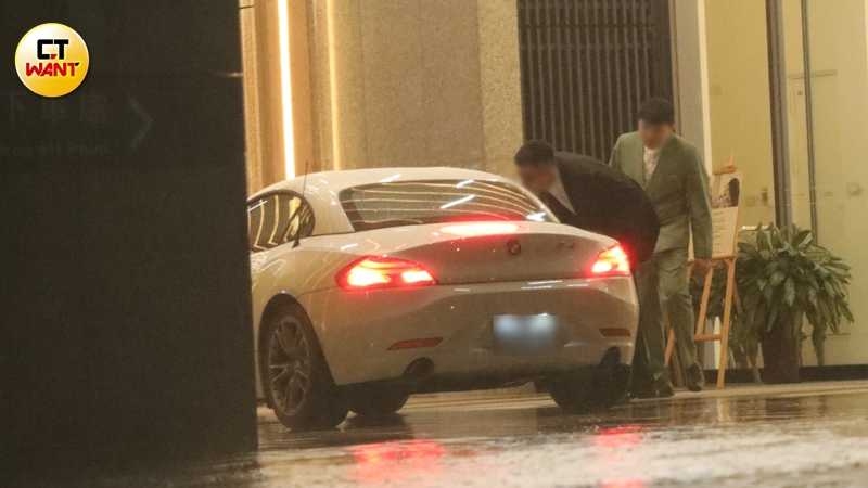 晚間9點半左右,游宇潼開車抵達台北市大安區一間日系飯店。(圖/本刊攝影組)