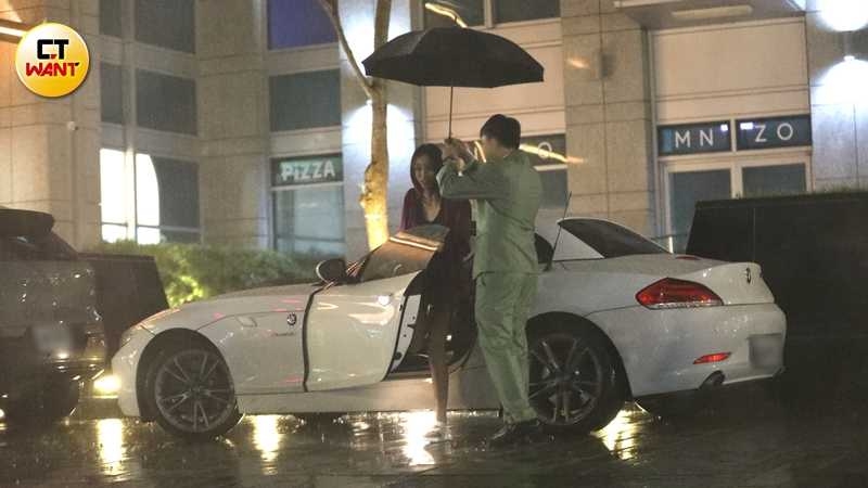 車停妥,飯店人員則貼心替游宇潼撐傘,帶她一起進入Lobby。(圖/本刊攝影組)