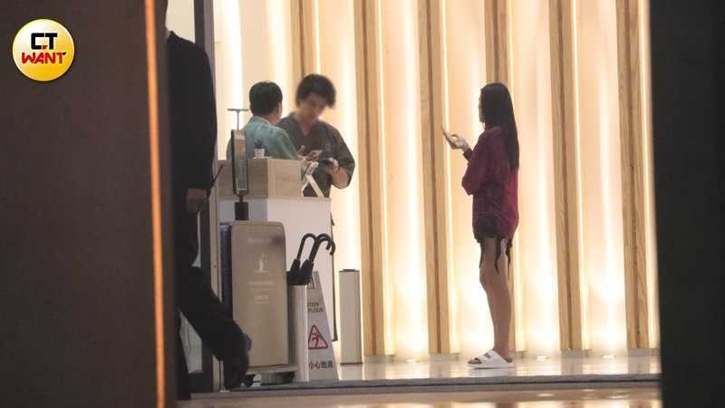 不久後,一名身材高挑、外型帥氣,身穿酒店睡衣的男子下樓與游宇潼碰面。(圖/本刊攝影組)