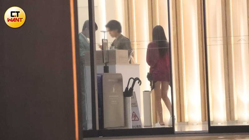 辦理相關訪客手續,男子與游宇潼一同搭電梯上樓,直到凌晨2點仍見到游宇潼離開。(圖/本刊攝影組)