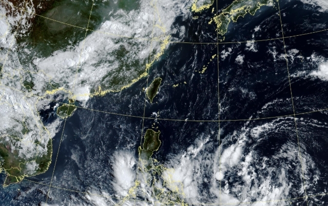 準颱風「紅霞」最快週六生成!專家揭最新路徑「這天最逼台」2區防超猛雨勢