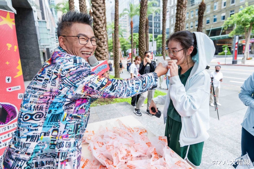 沈玉琳慶功現場秒變小型粉絲見面會。(圖/八大電視提供)