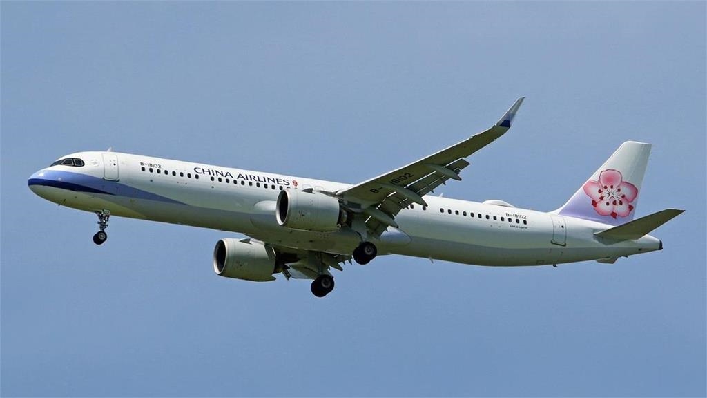 華航「香港→高雄」機師突喊卡降落!空中盤旋一圈「等小孩坐好」塔台對話流出