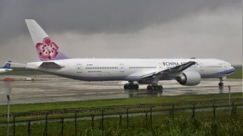 華航「香港→高雄」機師突喊卡降落！空中盤旋一圈「等小孩坐好」塔台對話流出