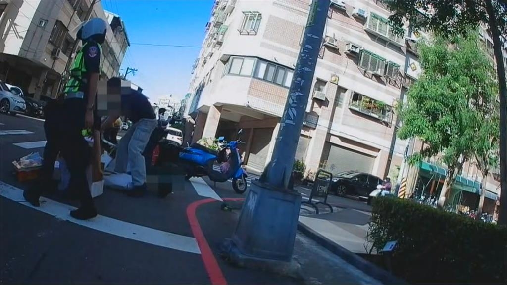 悲劇！疑似載太多重心不穩摔車　荷包蛋慘變「在地美食」
