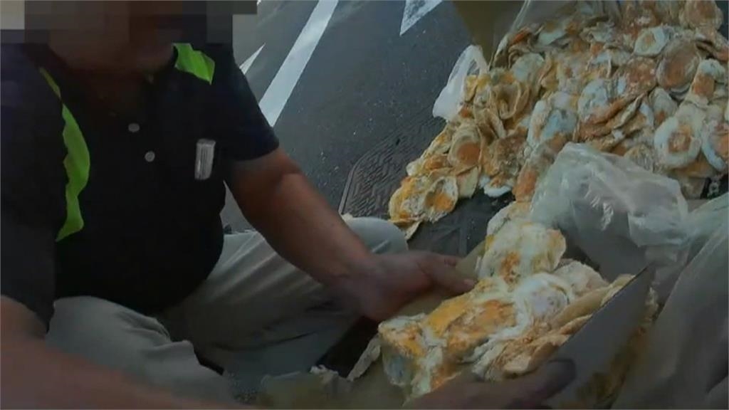 悲劇！疑似載太多重心不穩摔車　荷包蛋慘變「在地美食」