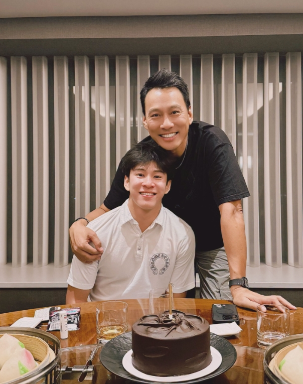 艾力克斯發文歡慶子20歲！甩青澀感帥氣長相曝光　網驚呆：複製貼上的神基因