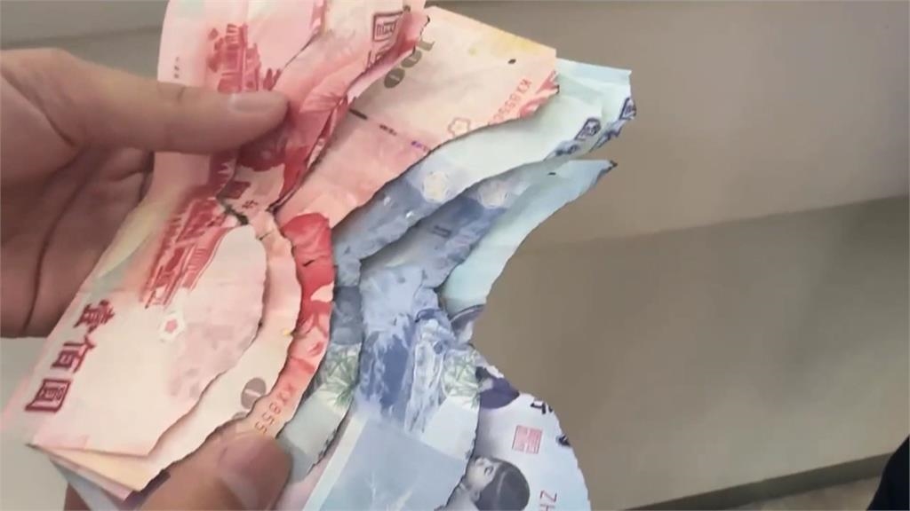 台南騎士皮夾墜軌鈔票遭輾半　「這原因」3600元剩1800元