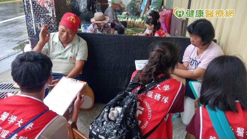 臺北醫學大學藥學推廣服務隊走入社區進行家庭訪視,了解居民的生活及健康需求。