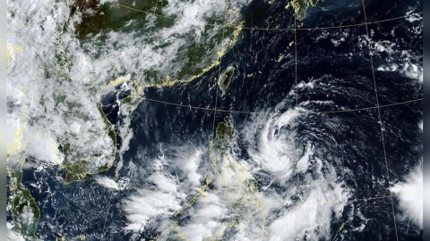 輕颱「紅霞」恐明晨生成！最新路徑曝光…暴風圈範圍將「掠過台灣這地區」