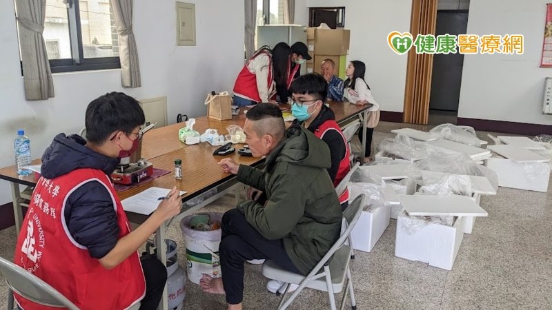 臺北醫學大學藥學推廣服務隊過往於服務地區發放物資，並透過活動傳遞健康知識。