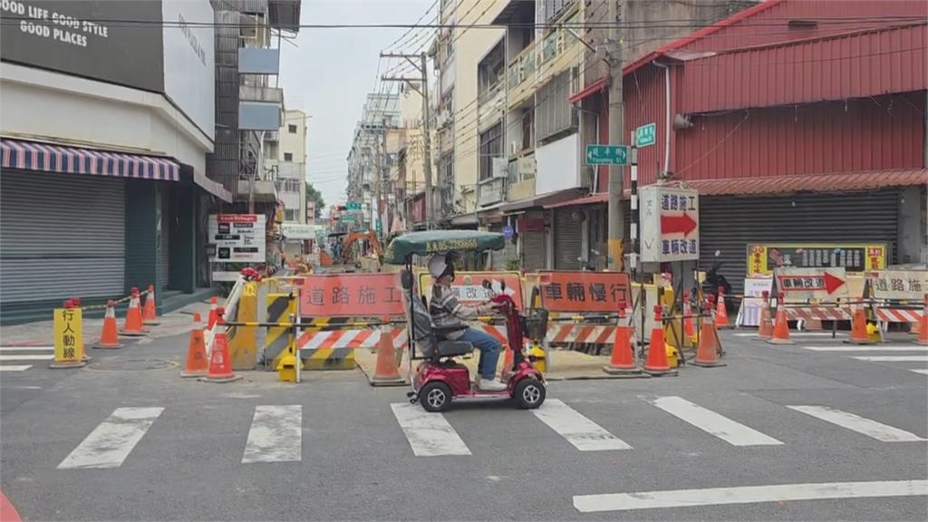 嘉義市國華街工程施作 騎士硬闖管制路段險象環生
