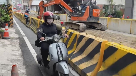 嘉義市國華街工程施作 騎士硬闖管制路段險象環生