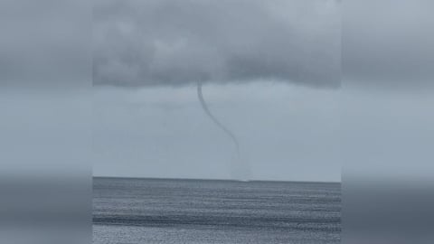 呼嘯畫面震撼曝光！蘭嶼外海驚見水龍捲　民眾急閃避