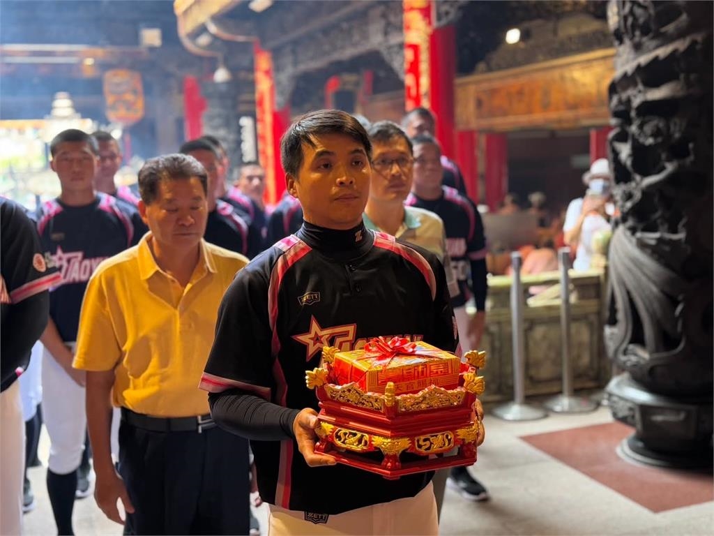 棒球/代表台灣出征小馬聯盟世界錦標賽!桃園青棒隊赴大甲鎮瀾宮參香祈福求好運