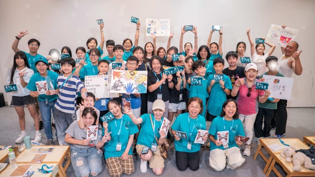 毒品真相夏令營於板橋登場,學員與志工們開心地展示反毒手繪創作與宣導手冊,現場氣氛熱絡。圖/台灣健康志工協會提供