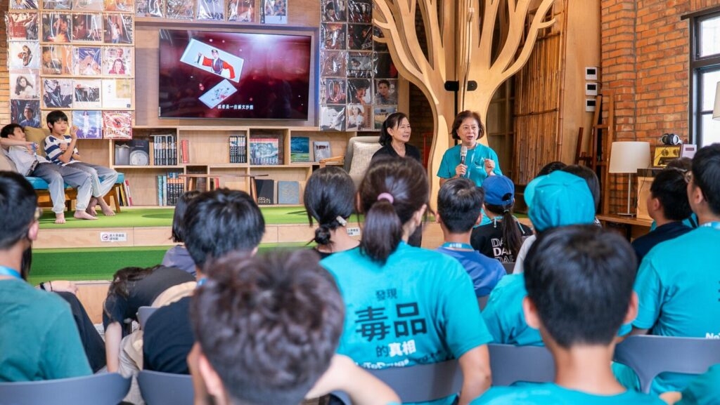 講師運用「無毒世界基金會」教材進行專業宣導與互動討論,引導青少年正視毒品危害,建立獨立思考與拒絕誘惑的能力。圖/台灣健康志工協會提供