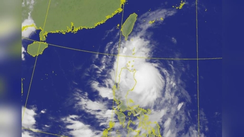 輕颱紅霞將掠南側近海!吳德榮曝西半部晴朗炎熱、東半部降雨「愈晚愈明顯」