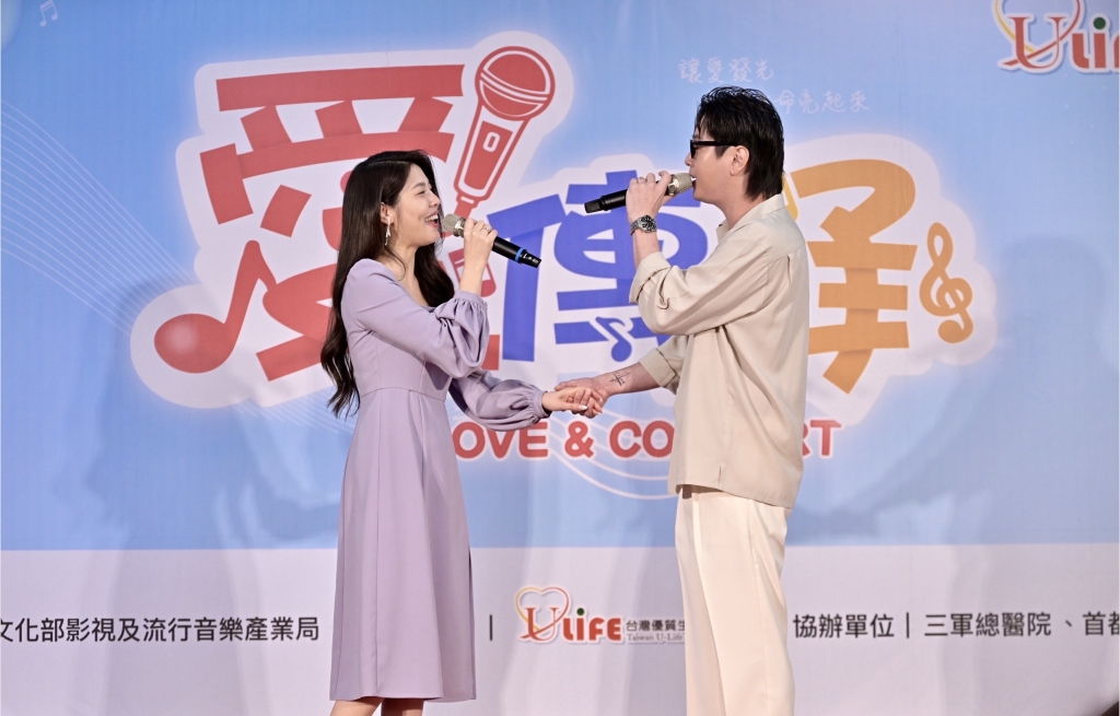 世紀婚禮後再合體!白家綺、吳東諺「牽手開唱」畫面曝 夫妻溫暖做愛心
