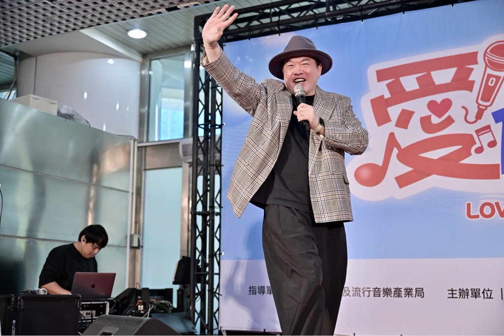 世紀婚禮後再合體!白家綺、吳東諺「牽手開唱」畫面曝 夫妻溫暖做愛心