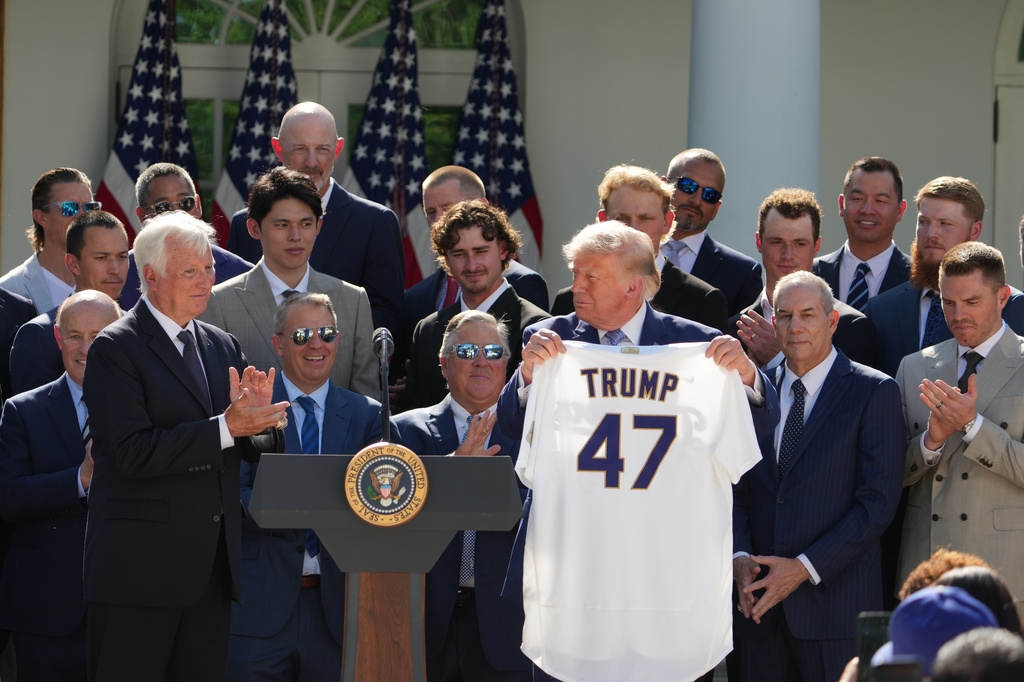 MLB(影)/三屆賽揚巨投柯蕭隨道奇造訪白宮!川普竟然不清楚書僮已經退休