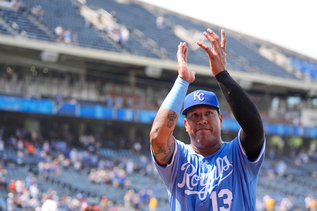 MLB(影)／皇家鐵捕培瑞茲敲平隊史紀錄全壘打！球迷跳進噴泉搶球遭警方逮捕