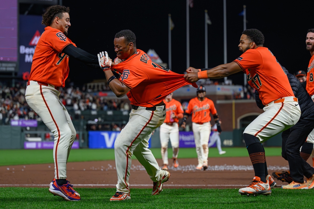 MLB(影)/球場上最帥老爸!一手抱著孩子另一手反手接住界外球