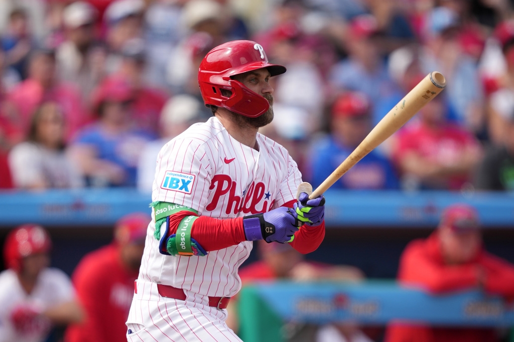 MLB(影)／詹皇降臨！費城人吉祥物灑粉致敬！「棒球界雷霸龍」：你怎能不興奮