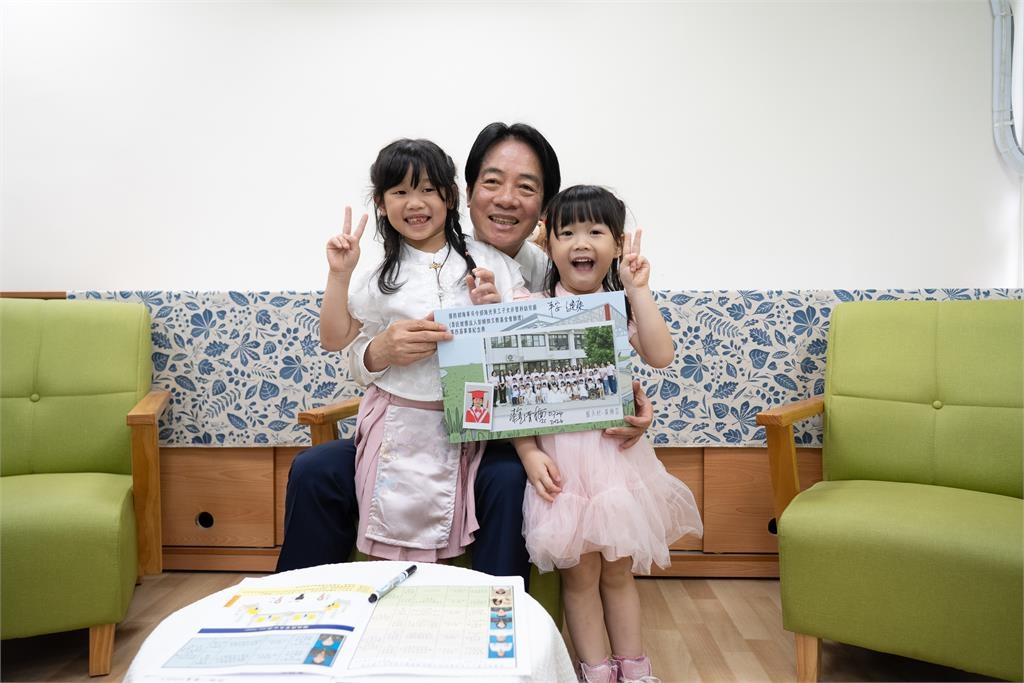 學童萌喊「總統爺爺」 賴總統訪幼兒園鼓勵年輕人生育