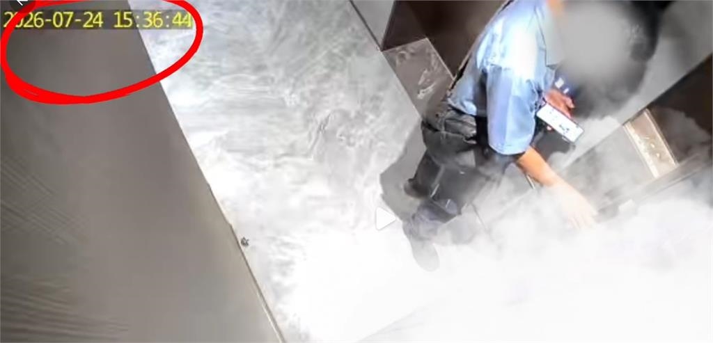 BY2中國住家疑遭鎖定!陌生男連2天蹲門口「狂按密碼鎖」監視器驚悚畫面曝
