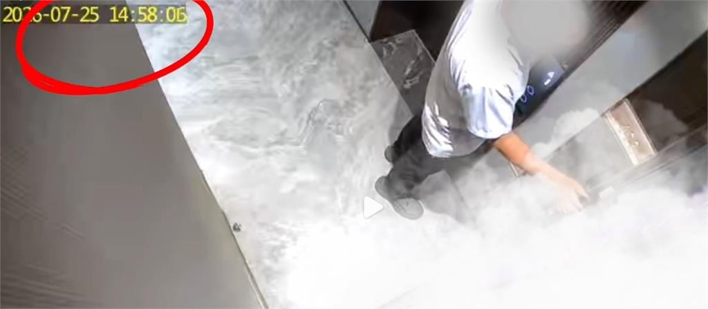 BY2中國住家疑遭鎖定!陌生男連2天蹲門口「狂按密碼鎖」監視器驚悚畫面曝