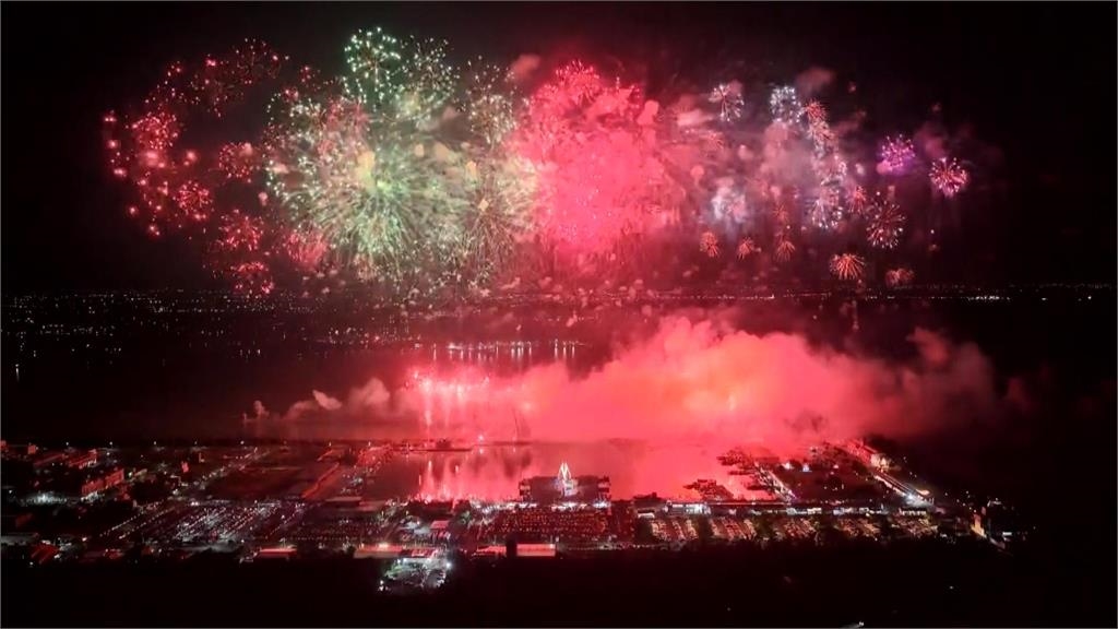 東石海之夏最終日人潮大爆滿 壓軸海上煙火秀超繽紛