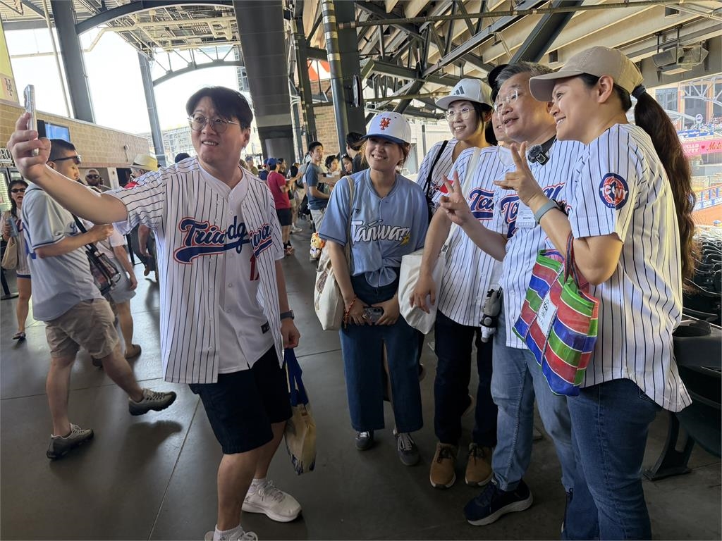 中職／會長蔡其昌、NASA台裔太空人林琪兒攜手開球！大都會台灣日湧數千台灣人齊聚