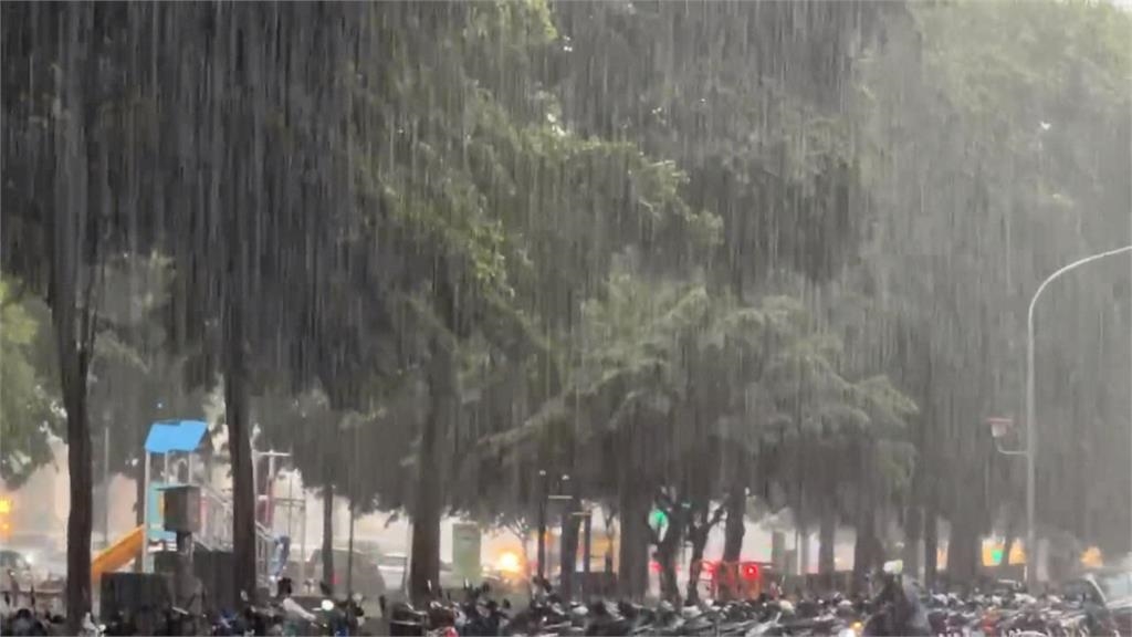 午後豪雨中部雨狂炸! 彰化"魚沖馬路" 低窪地區積淹水