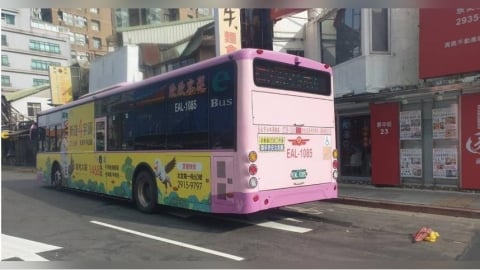快訊/北市公車輾斃婦人 6旬婦卡車底明顯死亡