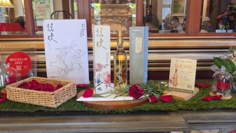 花系列金門高粱酒新作登場！ "訪玫 南國玫瑰金門高粱酒"