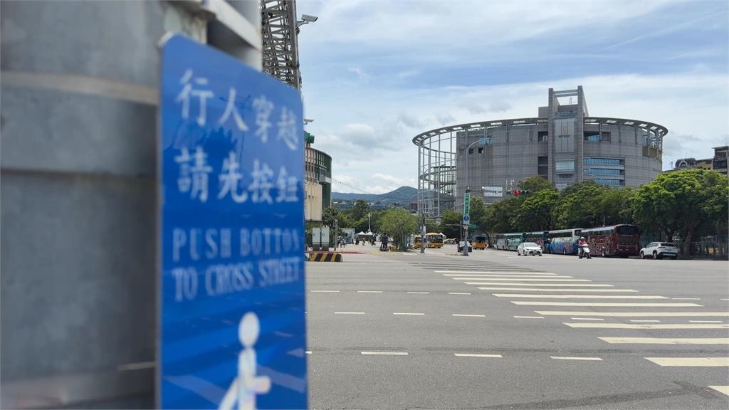 兒童新樂園旁驚爆「斷頭斑馬線」！走到一半就沒了　里長氣炸PO網